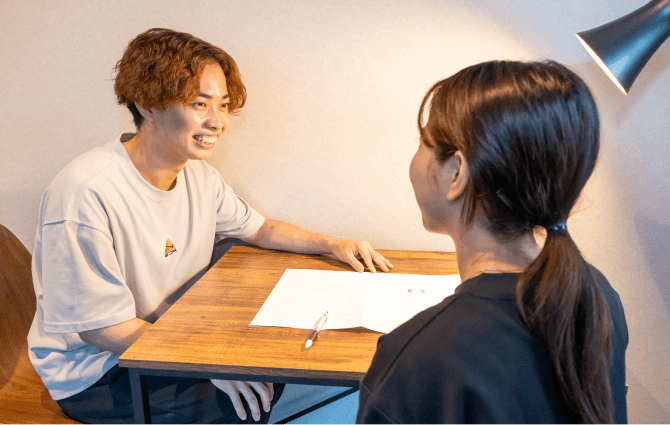 書類越しに会話する二人