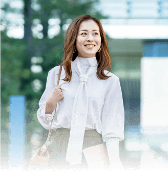 笑顔で外出する女性のポートレート